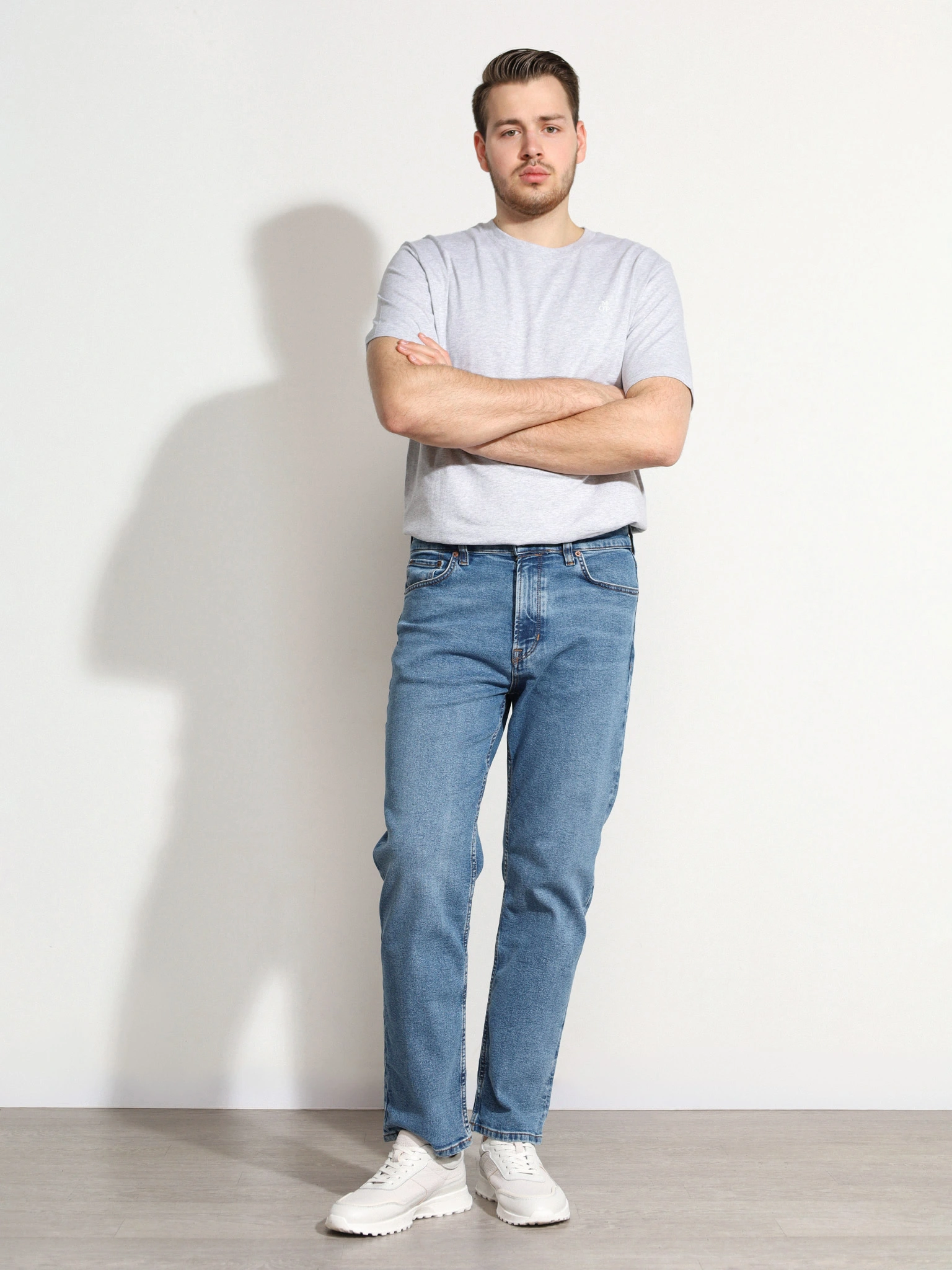 Джинсы классические синего цвета из смесового хлопка